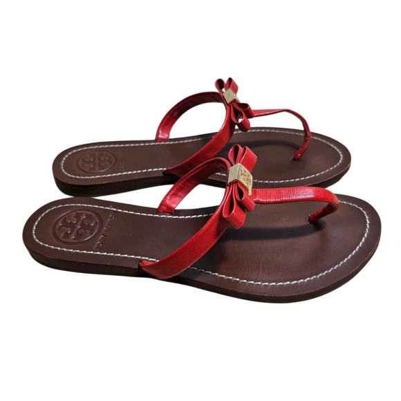 Tory Burch Leighanne Patent Thongs Poppy Red Bow Gold Logo Flat Sandals, Wm Sz 6 - Picture 1 of 10
